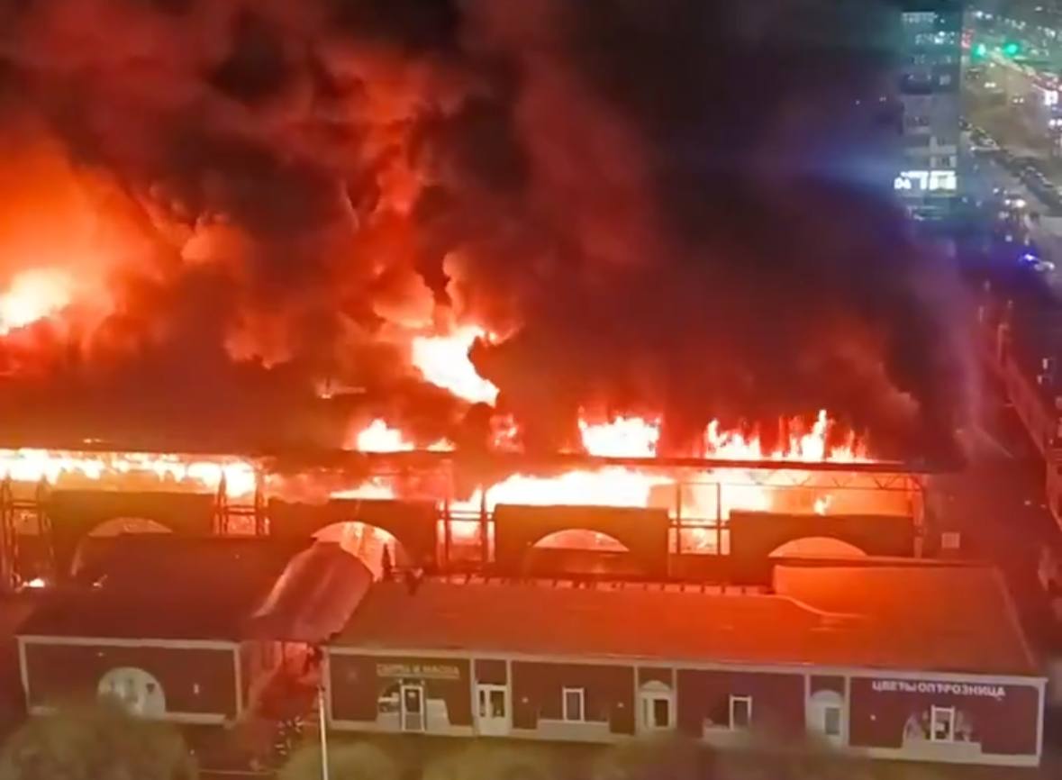 Peterburqun ən böyük bazar yanıb