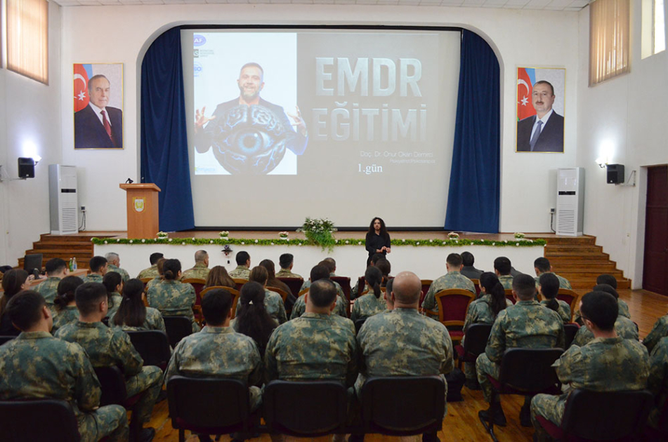 Psixoloqlar üçün təlim proqramı keçirilir - Foto