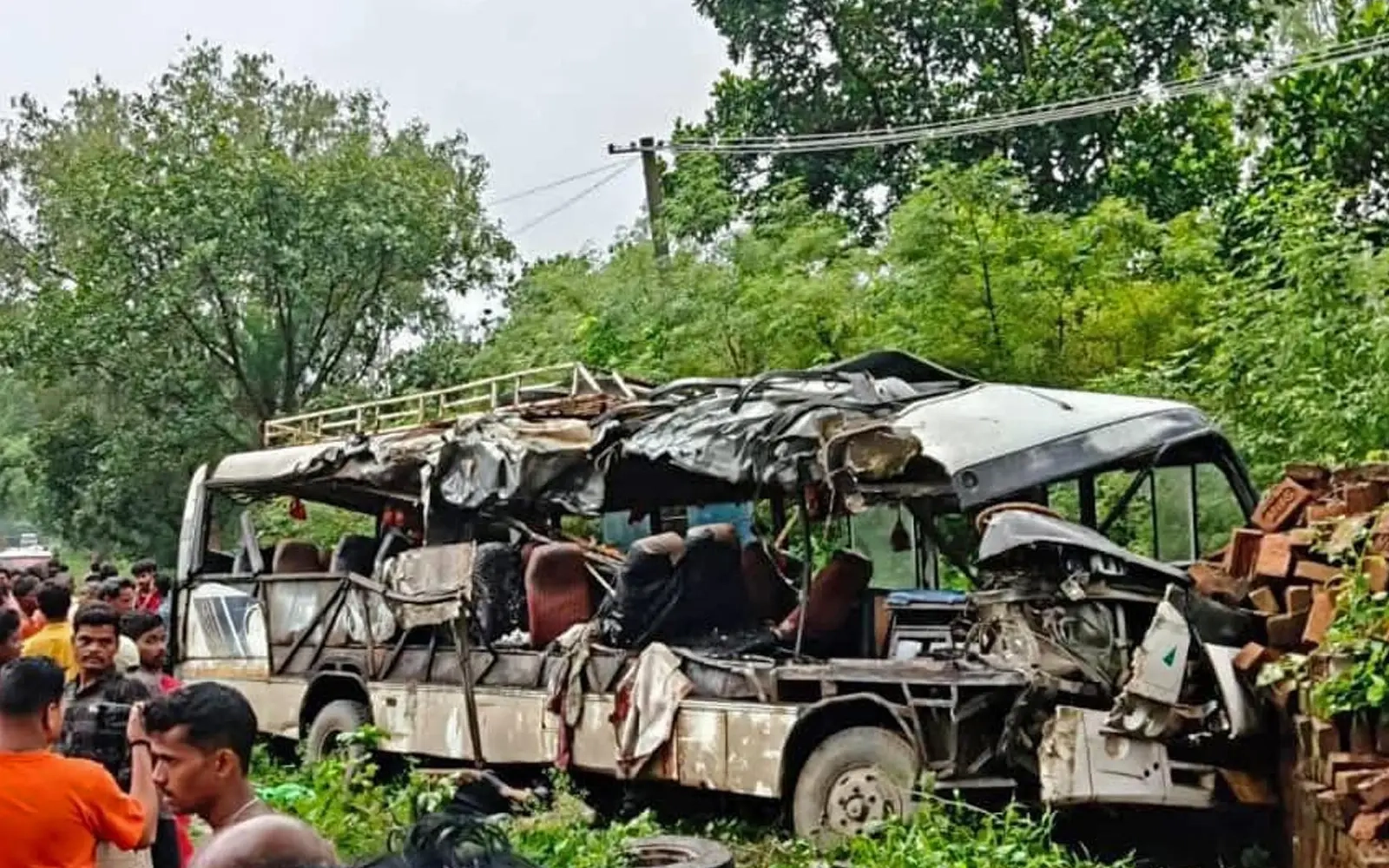 Hindistanda yük maşını sərnişin daşıyan avtobusa çırpılıb