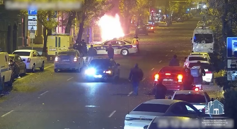 Xəqani küçəsində avtomobil yanıb
