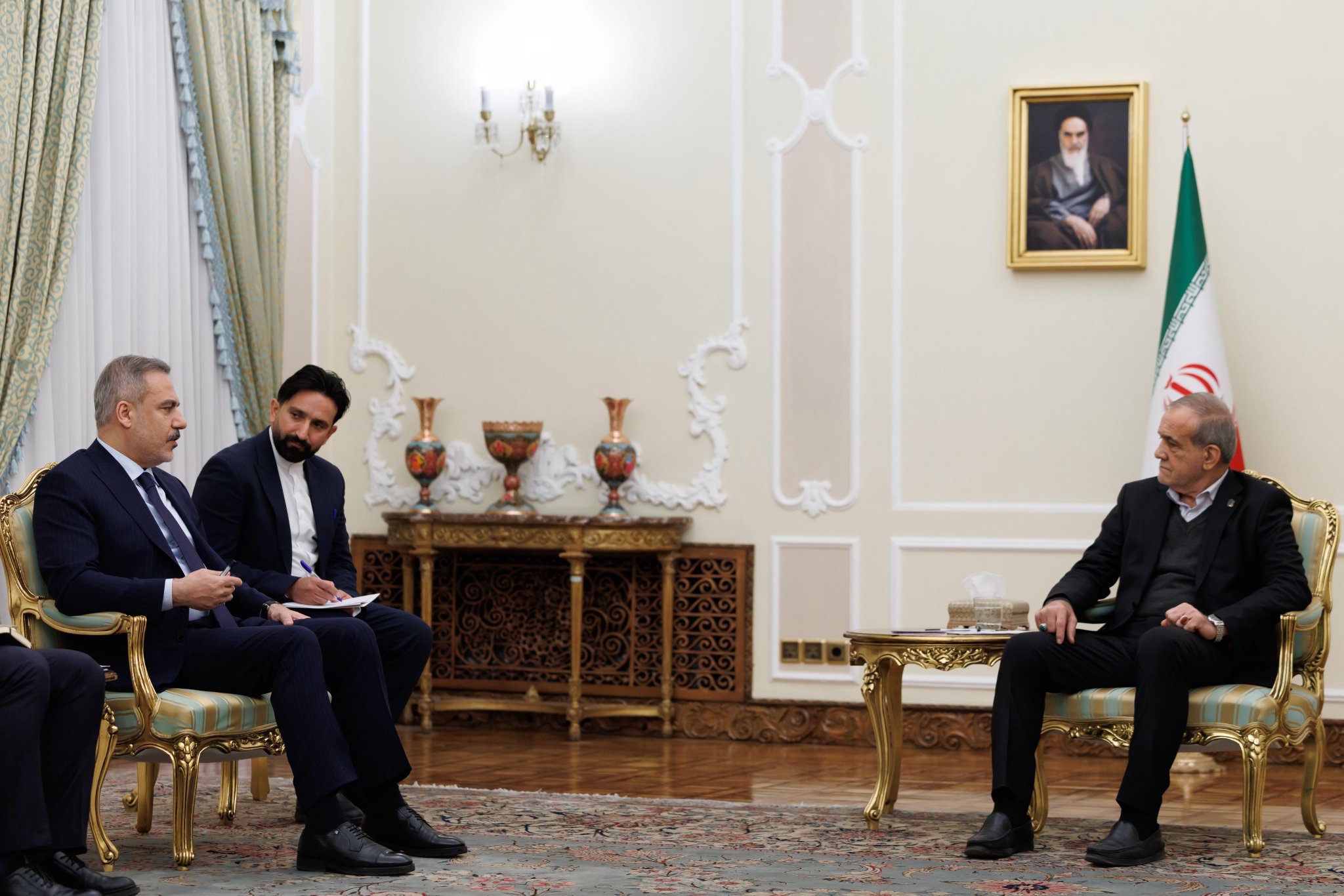 Hakan Fidan Pezeşkian ilə görüşüb