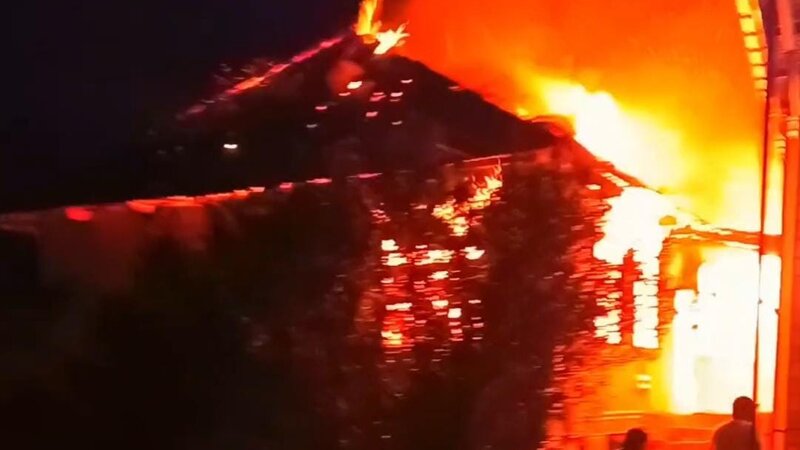 Biləsuvarda ev yanıb