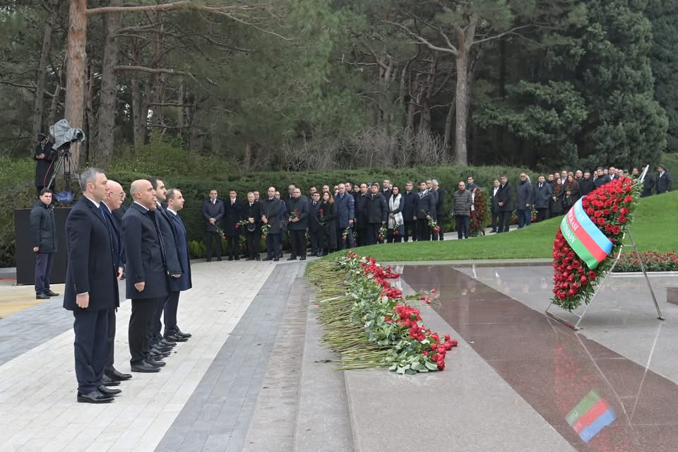 Elm və Təhsil Nazirliyinin kollektivi Fəxri xiyabanda ulu öndərin məzarını ziyarət edib