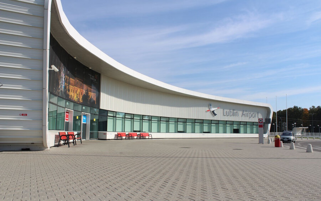 Polşa aeroportlarını bağlayıb