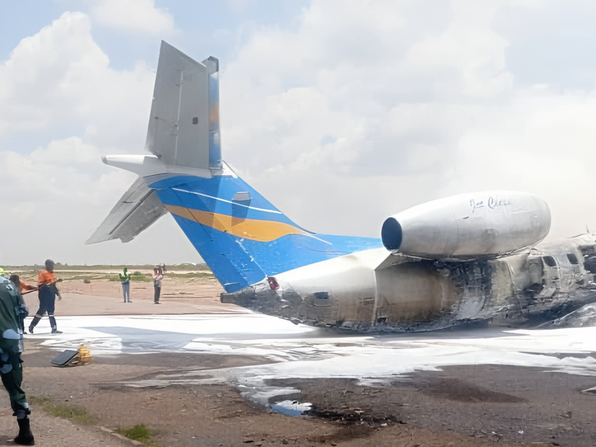 Konqolu naziri daşıyan təyyarə uçuş-enmə zolağından çıxaraq alovlanıb