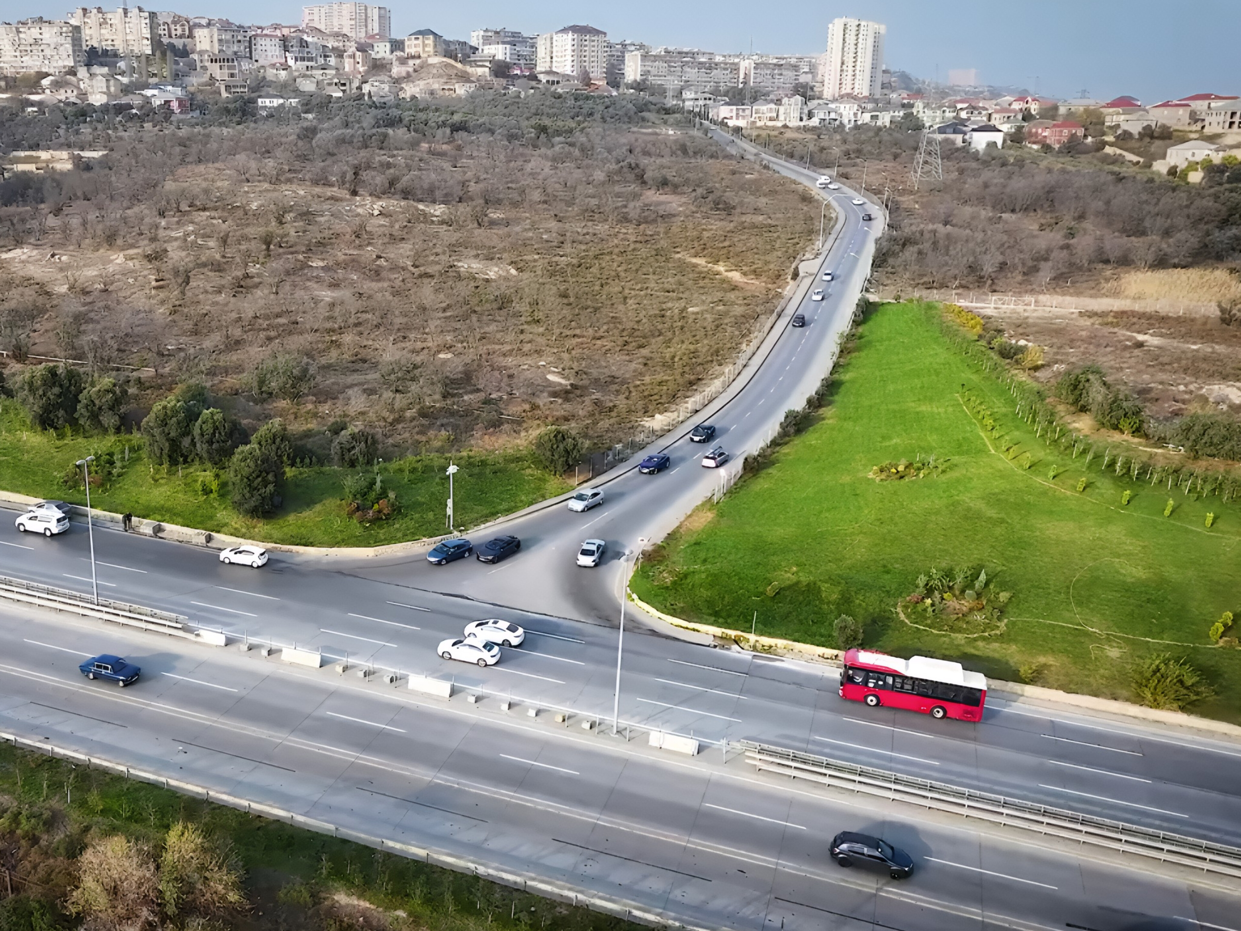 Zığ qəsəbəsinə çıxışı asanlaşdıran yeni yol kəsişməsi təşkil olunur