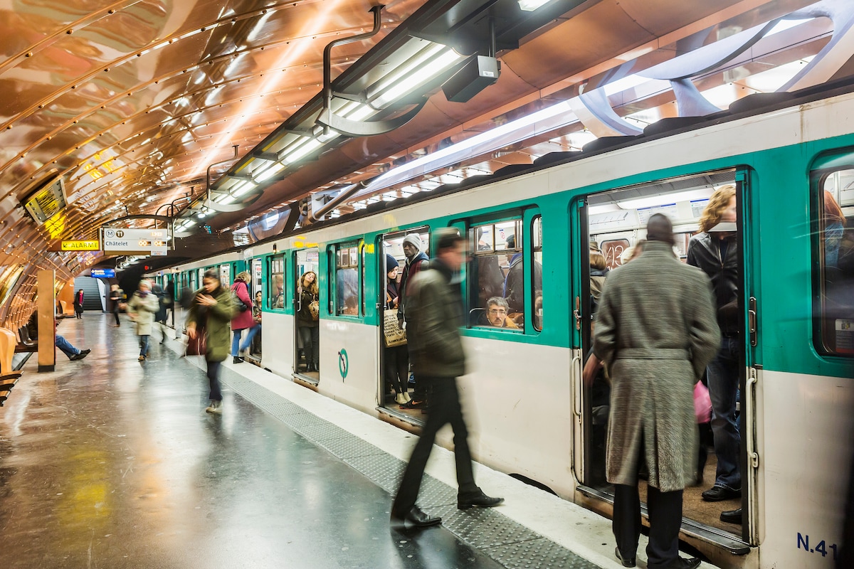 Paris metrosunda bıçaqlı hücum zamanı üç qadın yaralanıb