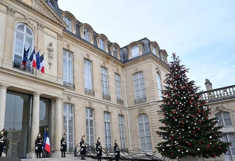 Makronun sarayından oğurluq olunub