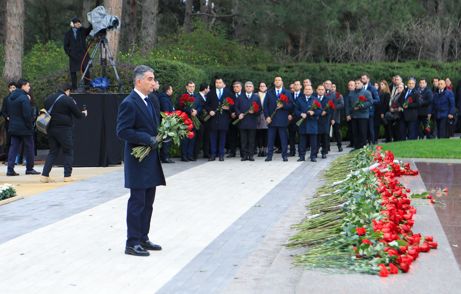 Dövlət Agentliyinin rəhbər heyəti Fəxri xiyabanı ziyarət edib