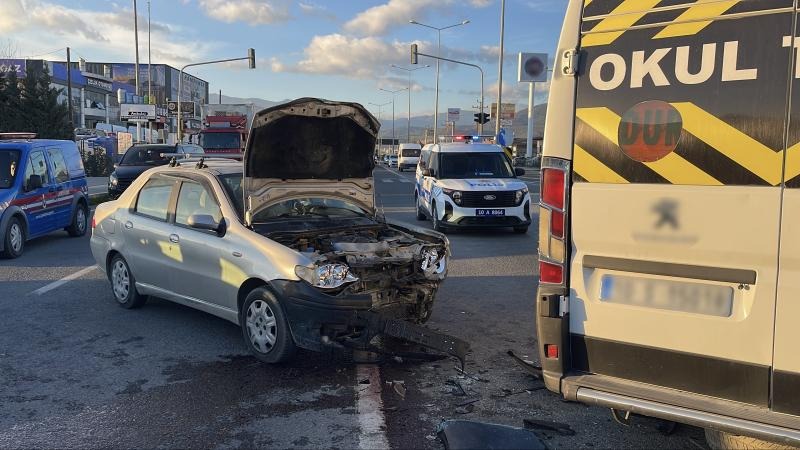 Türkiyədə məktəb avtobusu minik avtomobili ilə toqquşub