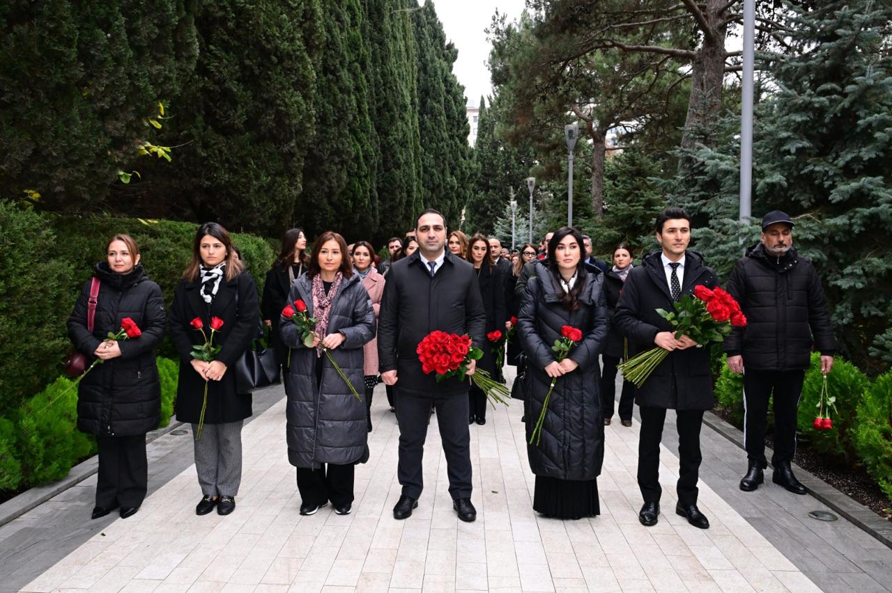 Mədəniyyət Nazirliyinin kollektivi Ümummilli Lider Heydər Əliyevin məzarını ziyarət edib