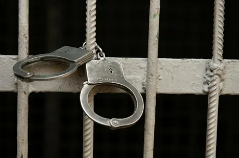 Yardım etdikləri qadını talayan iki şəxs saxlanılıb