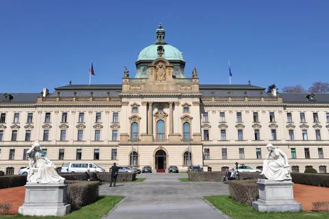 Çexiya hökumət binasından Ukrayna bayrağı götürülüb