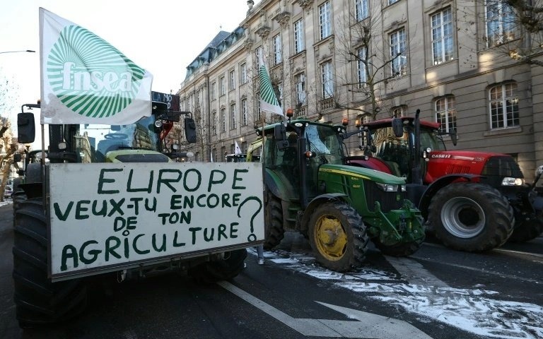 Fransız fermerləri Parisin mərkəzini traktorlarla mühasirəyə alıblar