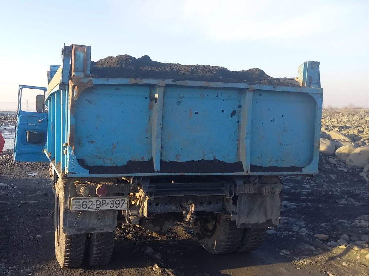 Balakəndə çaydan qanunsuz qum-çınqıl daşıyanlar məsuliyyətə cəlb olunub