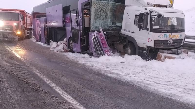 Türkiyədə sərnişin avtobusu yük maşını ilə toqquşub, 9 nəfər xəsarət alıb