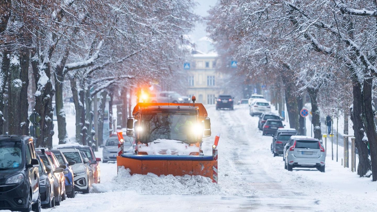 Almaniyada "Elli" fırtınası yolları iflic vəziyyətə salıb