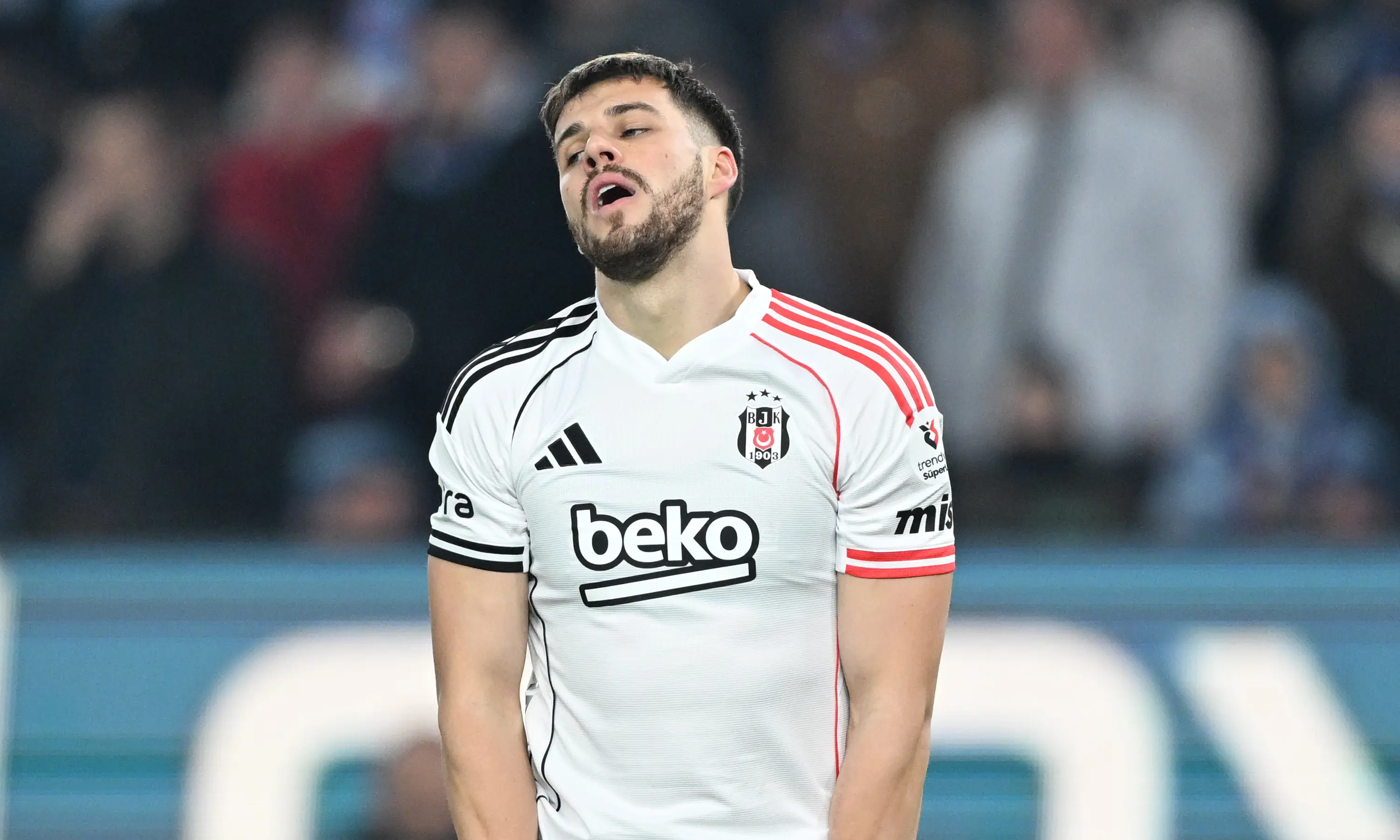 "Beşiktaş" daha bir futbolçusu ilə vidalaşdı