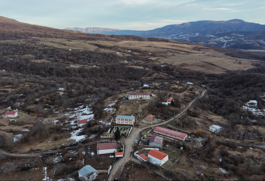 İlham Əliyev Ağdərə rayonunun Çapar kəndində görülmüş işlərlə tanış olub