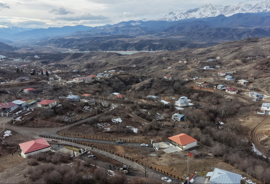 İlham Əliyev Ağdərə rayonunun Heyvalı kəndində görülmüş işlərlə tanış olub 