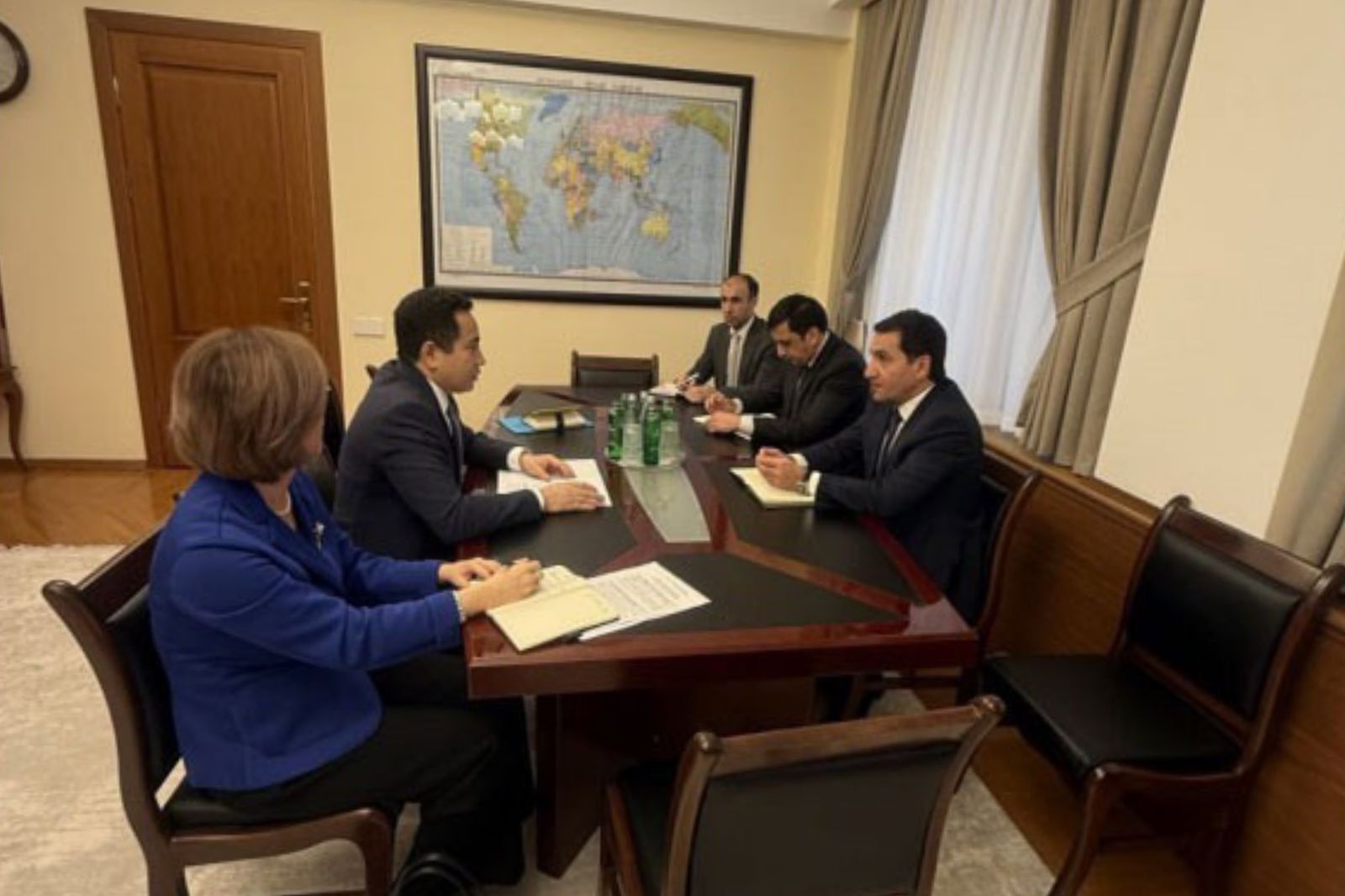 Hikmət Hacıyev Qazaxıstan səfiri ilə əməkdaşlığı müzakirə edib