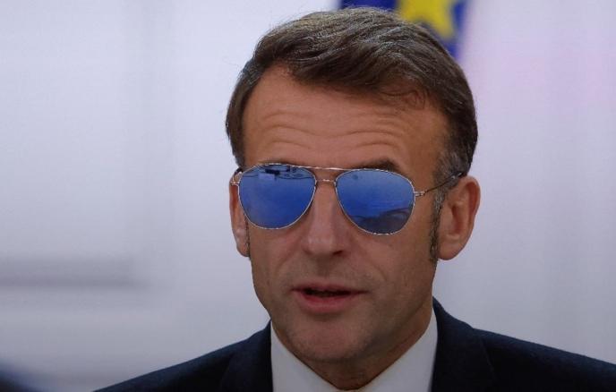 Makron Yelisey Sarayında keçirilən görüşdə günəş eynəyi taxaraq iştirak edib