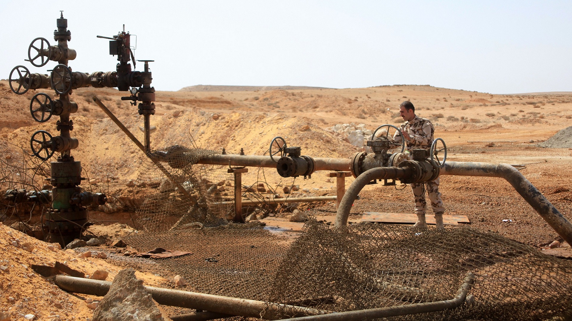Suriya ordusu Rakkadakı iki kürd neft yatağını nəzarətə götürüb