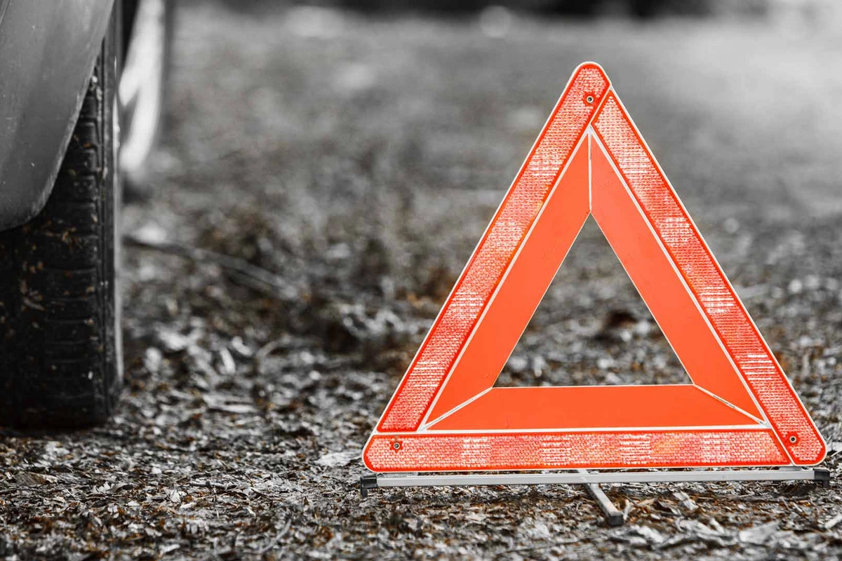 Şəmkirdə avtomobil ağaca çırpılıb