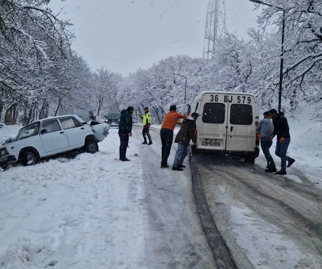 Ağsu aşırımında nəqliyyatın hərəkətində çətinliklər yaranıb