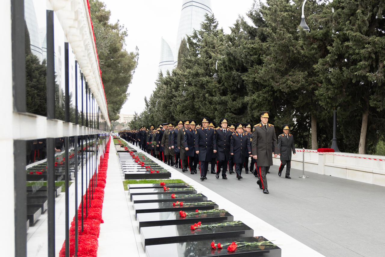 DİN-nin şəxsi heyəti Şəhidlər xiyabanını ziyarət edib