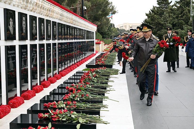 Müdafiə Nazirliyinin rəhbərliyi Şəhidlər xiyabanını ziyarət edib