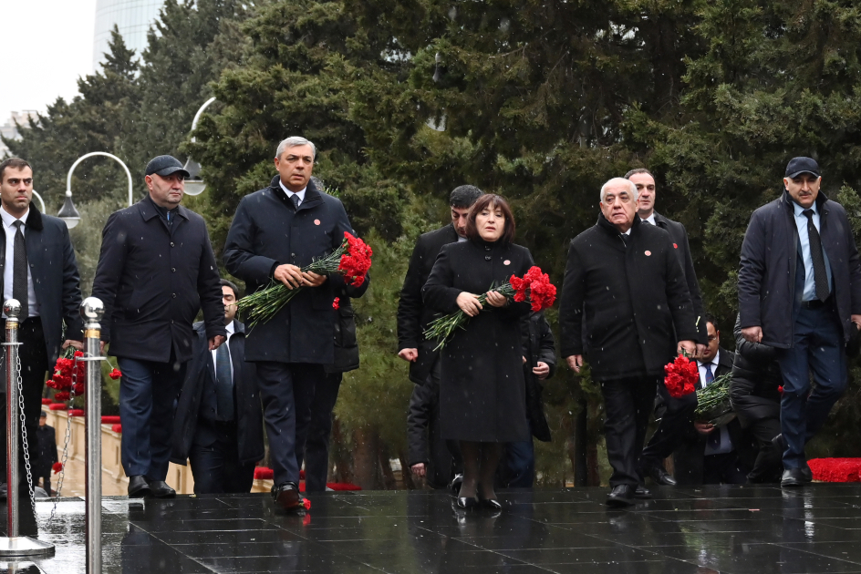 Əli Əsədov və Sahibə Qafarova Şəhidlər xiyabanını ziyarət ediblər - YENİLƏNİB