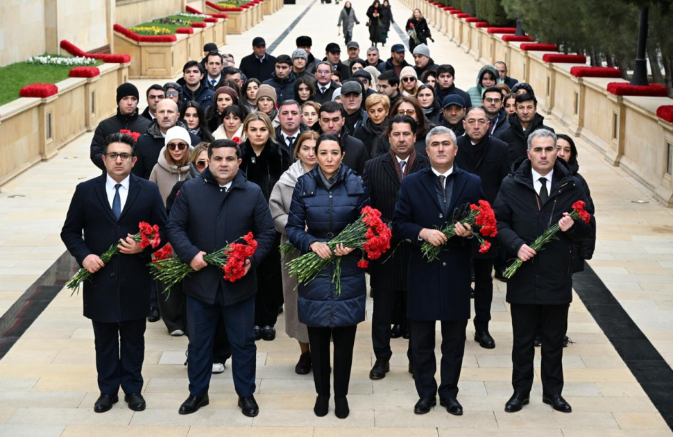 Ombudsman Aparatının kollektivi Şəhidlər xiyabanını ziyarət edib