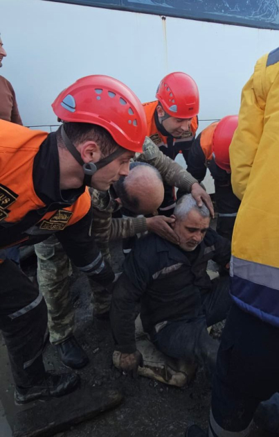 Avtobusun altında qalan şəxs xilas edilib - FOTOLAR