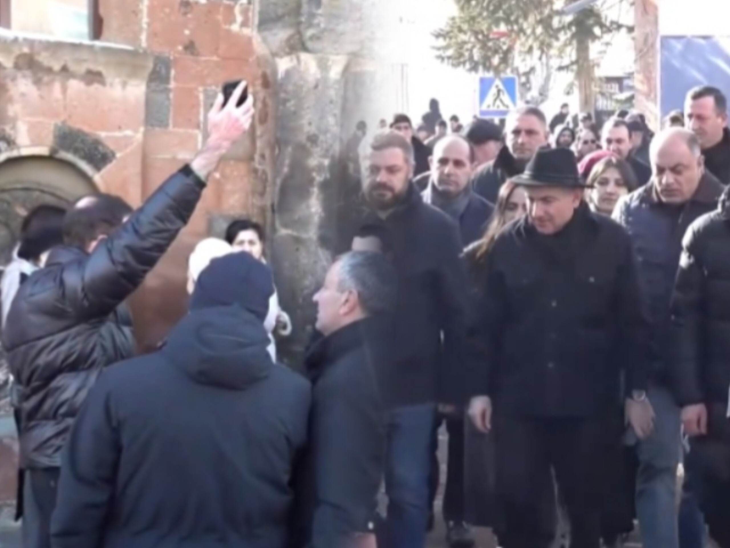 Paşinyanı Kilsədə "Noldu Paşinyan" meyxanası ilə qarşıladılar - VİDEO