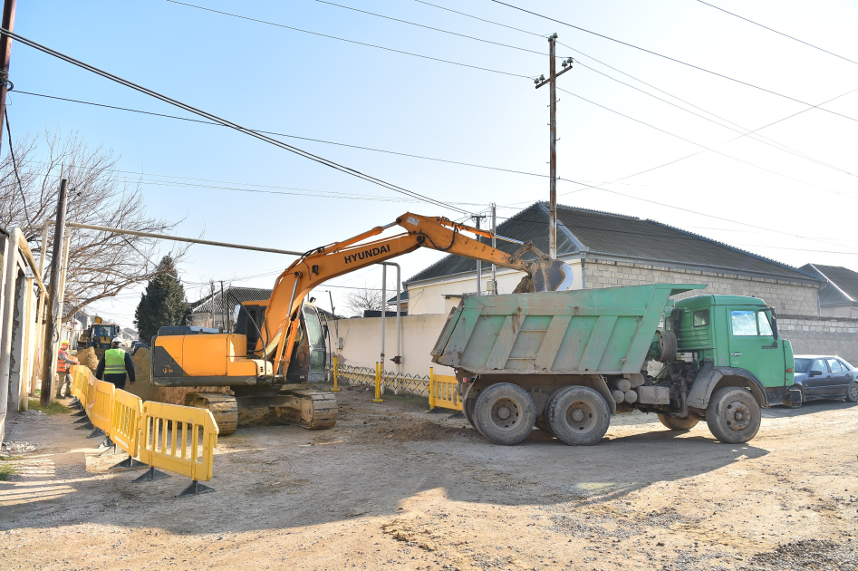 Bakıda üzərində evlər tikildiyinə görə yararsız hala düşən borular yenisi ilə əvəzlənir