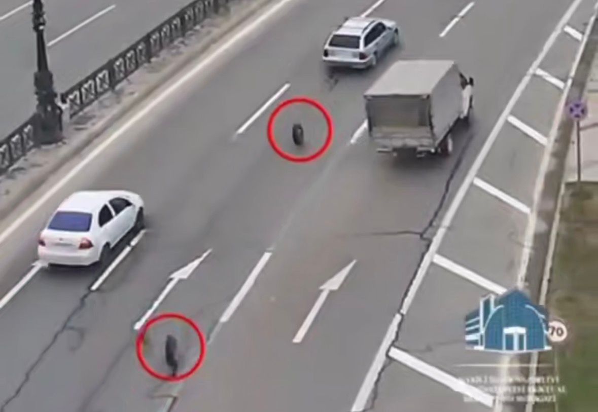 Hərəkətdə olan yük avtomobilinin təkərləri yerindən çıxdı - VİDEO