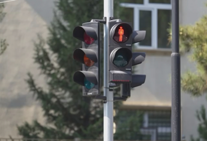 Piyadalarla sürücülərə eyni anda yaşıl işığın yanması tıxac yaradır - AÇIQLAMA