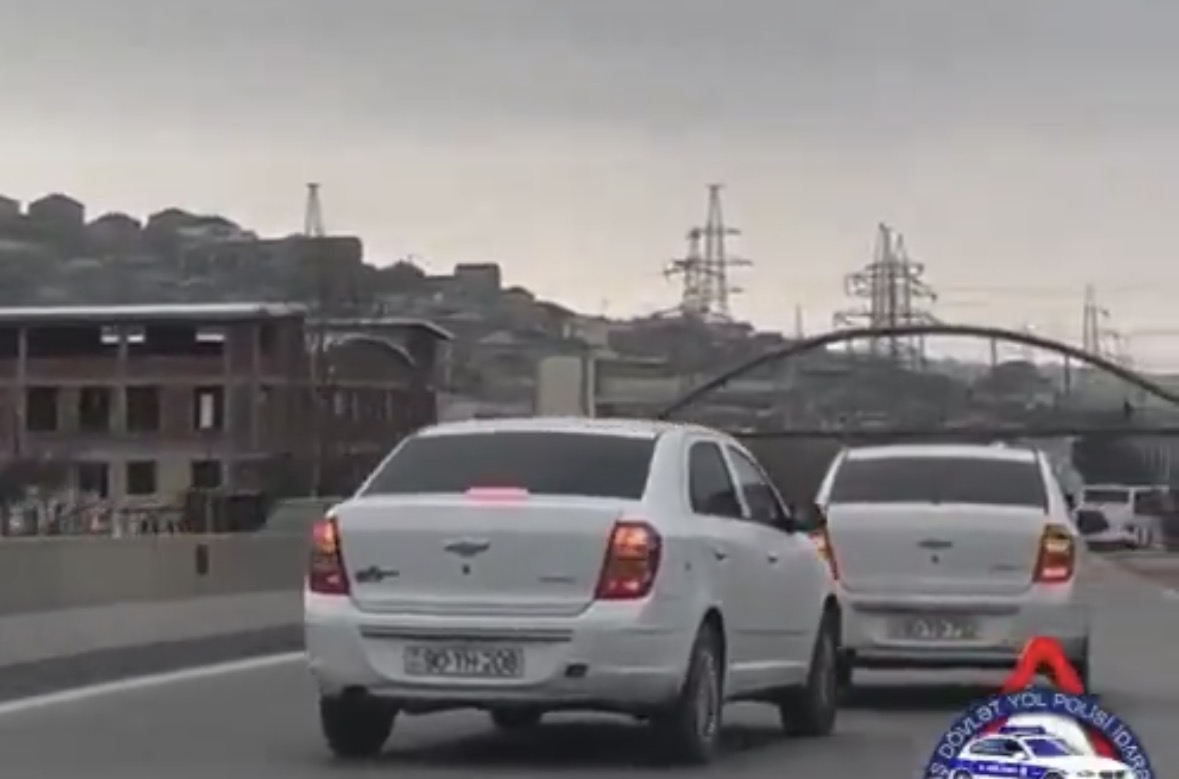 Yolda sürət yarışı təşkil edən sürücülər saxlanılıblar - VİDEO