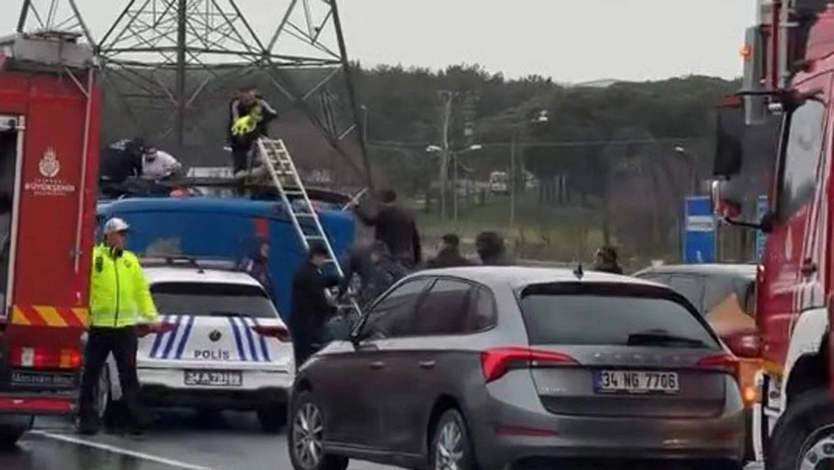 İstanbulda məhbusları daşıyan maşın aşıb