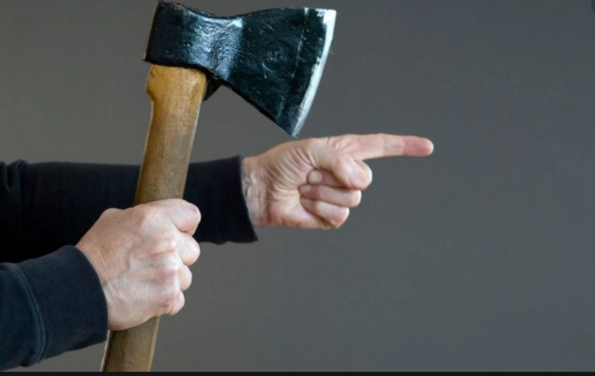 Cəlilabadda əmi qardaşı uşaqlarını baltalayıb