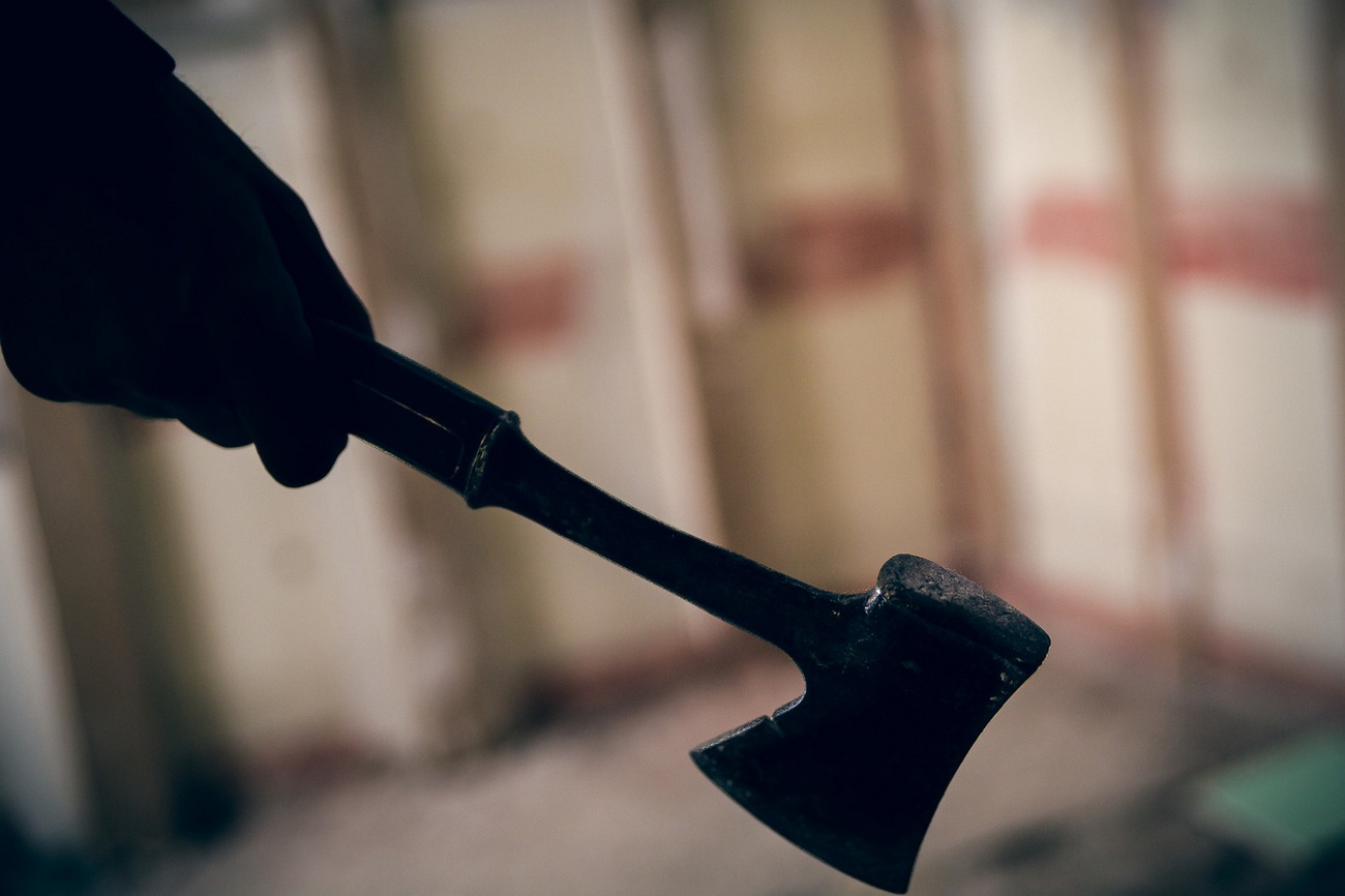 Cəlilabadda əmi qardaşı uşaqlarını baltalayıb