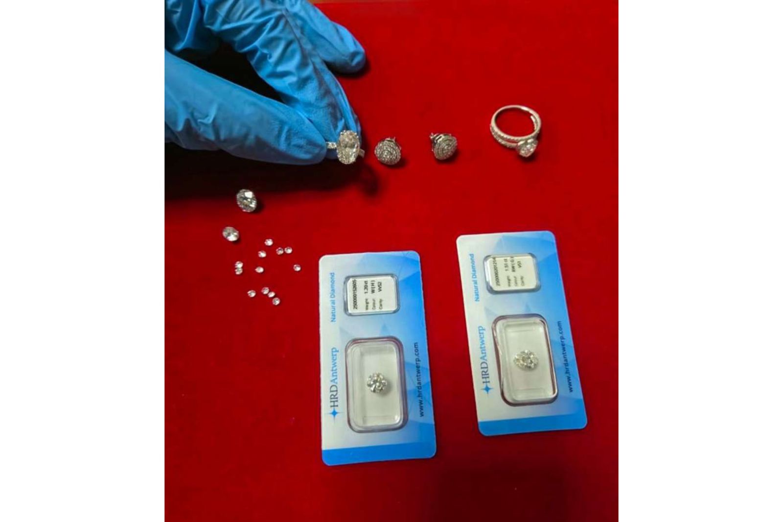 Brilyant qaşların və qızıl-zinət əşyalarının qanunsuz yolla ölkə ərazisinə gətirilməsi cəhdinin qarşısı alınıb