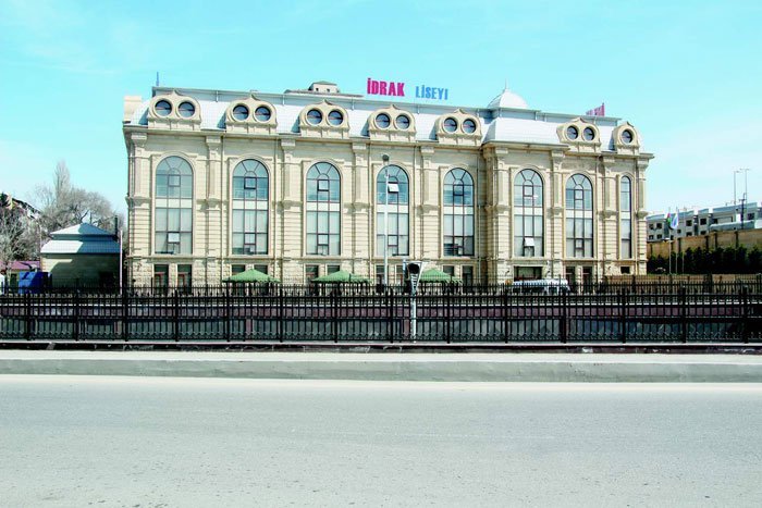 Bakıda liseydə şagird müəllimi güllələyib - VİDEO - YENİLƏNİB 3