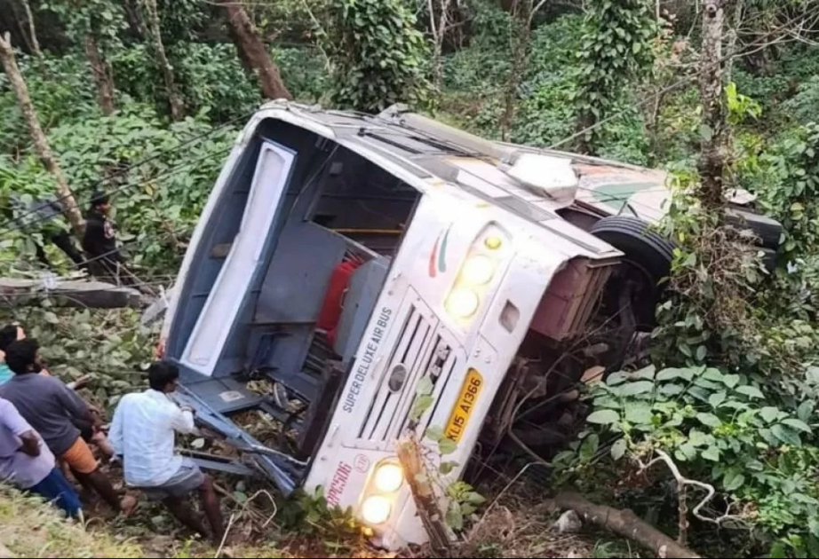 Nepalda avtobus dərəyə aşıb, 8 nəfər ölüb