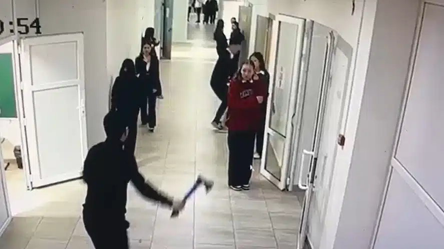 Qazaxıstanda balta ilə uşaqlara qaçan məktəbli həbs edilib