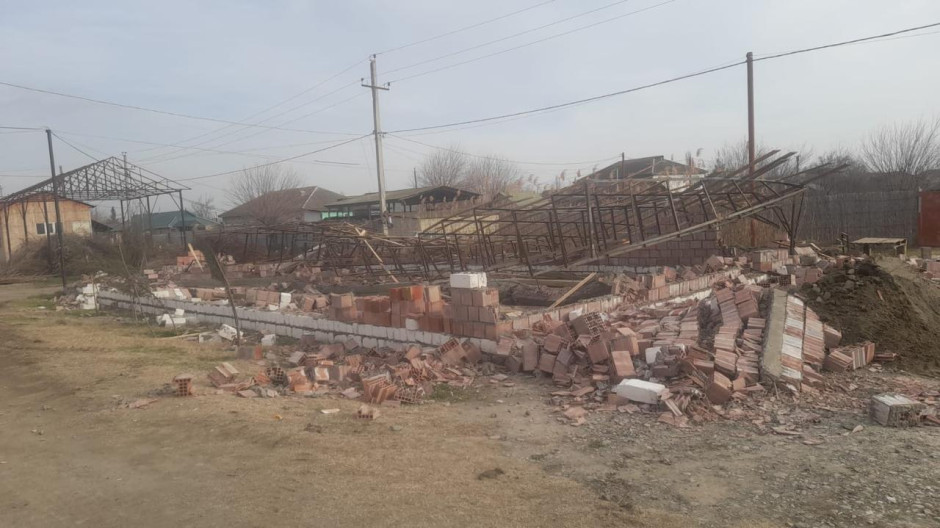 Füzulidə qanunsuz tikili sökülüb