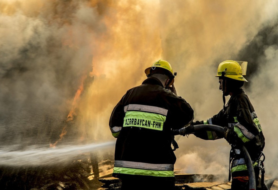 Səbaildə mağaza yanıb