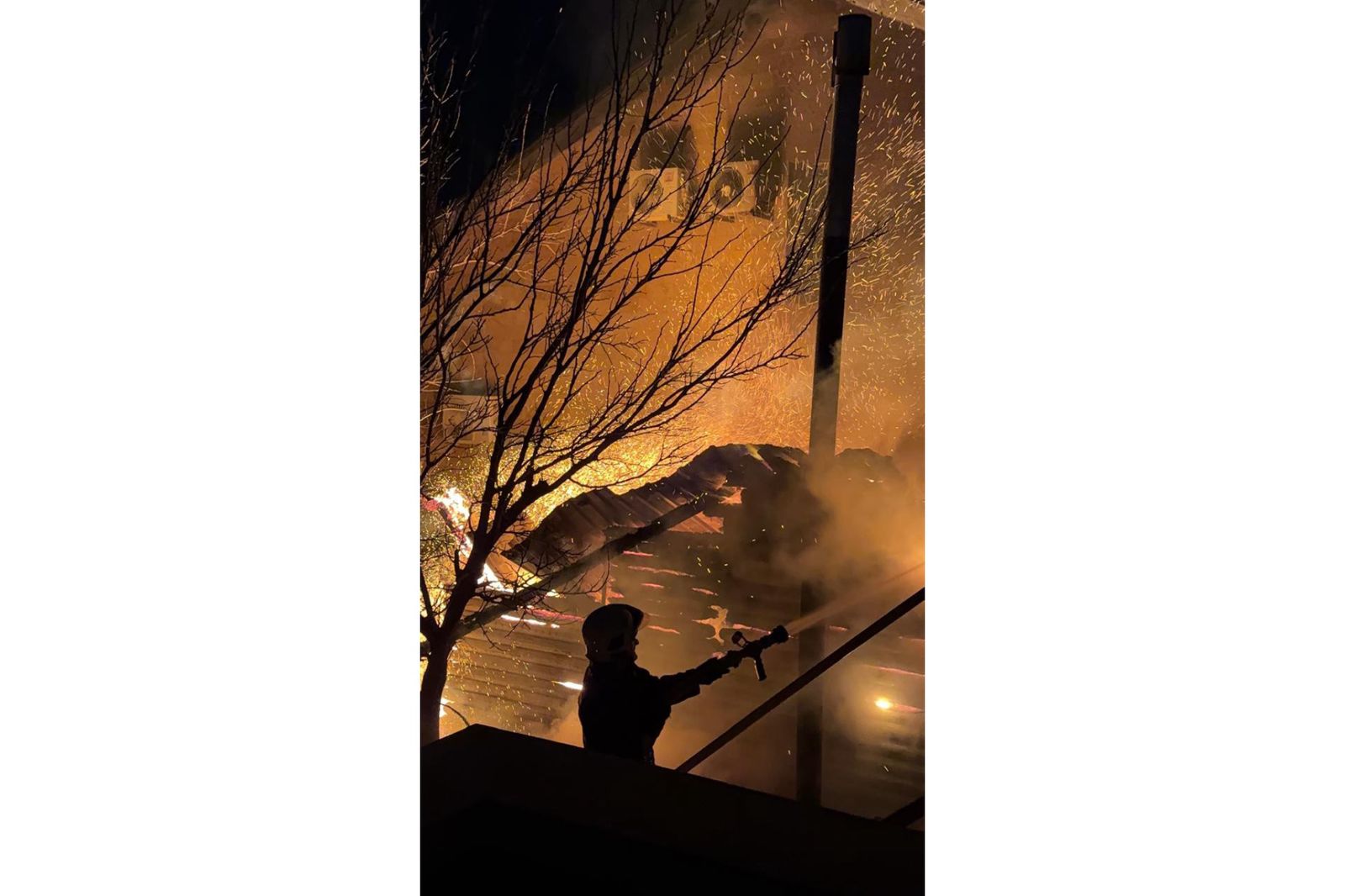 Zirə qəsəbəsi ərazisində tikilidə yanğın baş verib