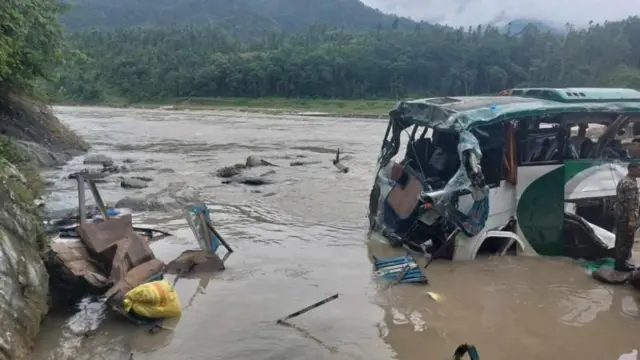 Nepalda sərnişin avtobusu çaya düşüb, 10 nəfər ölüb